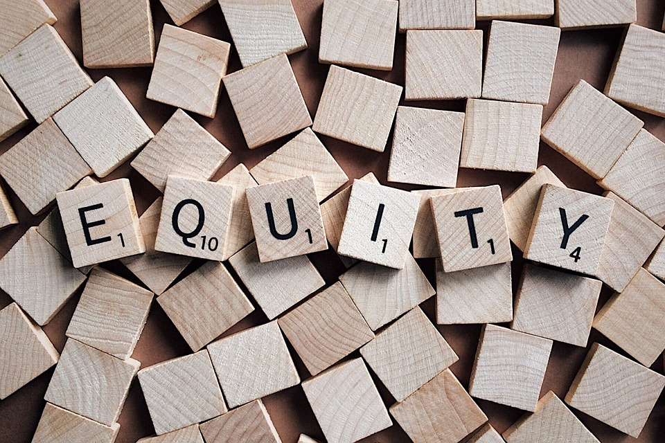 https://pixabay.com/ko/photos/%ec%a3%bc%ec%8b%9d-%ea%b3%b5%ec%a0%95%ec%84%b1-equitable-2355700/